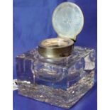 Hallmarked silver and glass heavy desk inkwell with glass liner (damaged). P&P Group 2 (£18+VAT