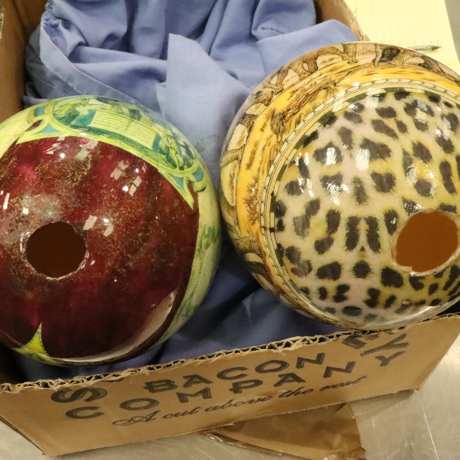 Two decorated ostrich eggs, Each raised on stand. P&P Group 2 (£18+VAT for the first lot and £3+ - Bild 2 aus 2