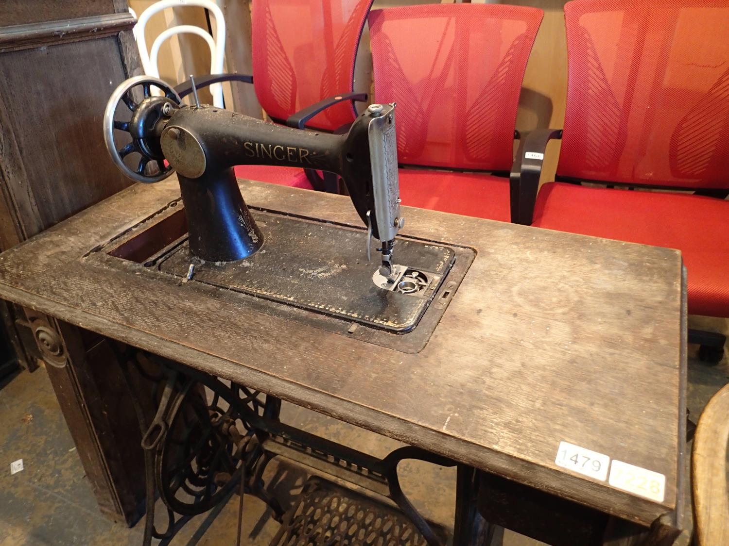 Vintage Singer sewing machine on cast metal base. Not available for in-house P&P, contact Paul O'Hea