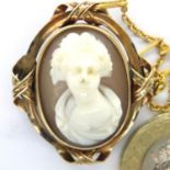 Yellow metal mounted cameo brooch with safety chain and front facing profile, L: 3 cm, 6.2g. P&P
