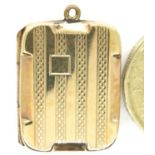 9ct gold front and back rectangular locket, L: 20 mm, 4.8g. P&P Group 1 (£14+VAT for the first lot
