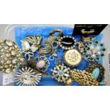 Quantity of costume jewellery brooches. P&P Group 1 (£14+VAT for the first lot and £1+VAT for