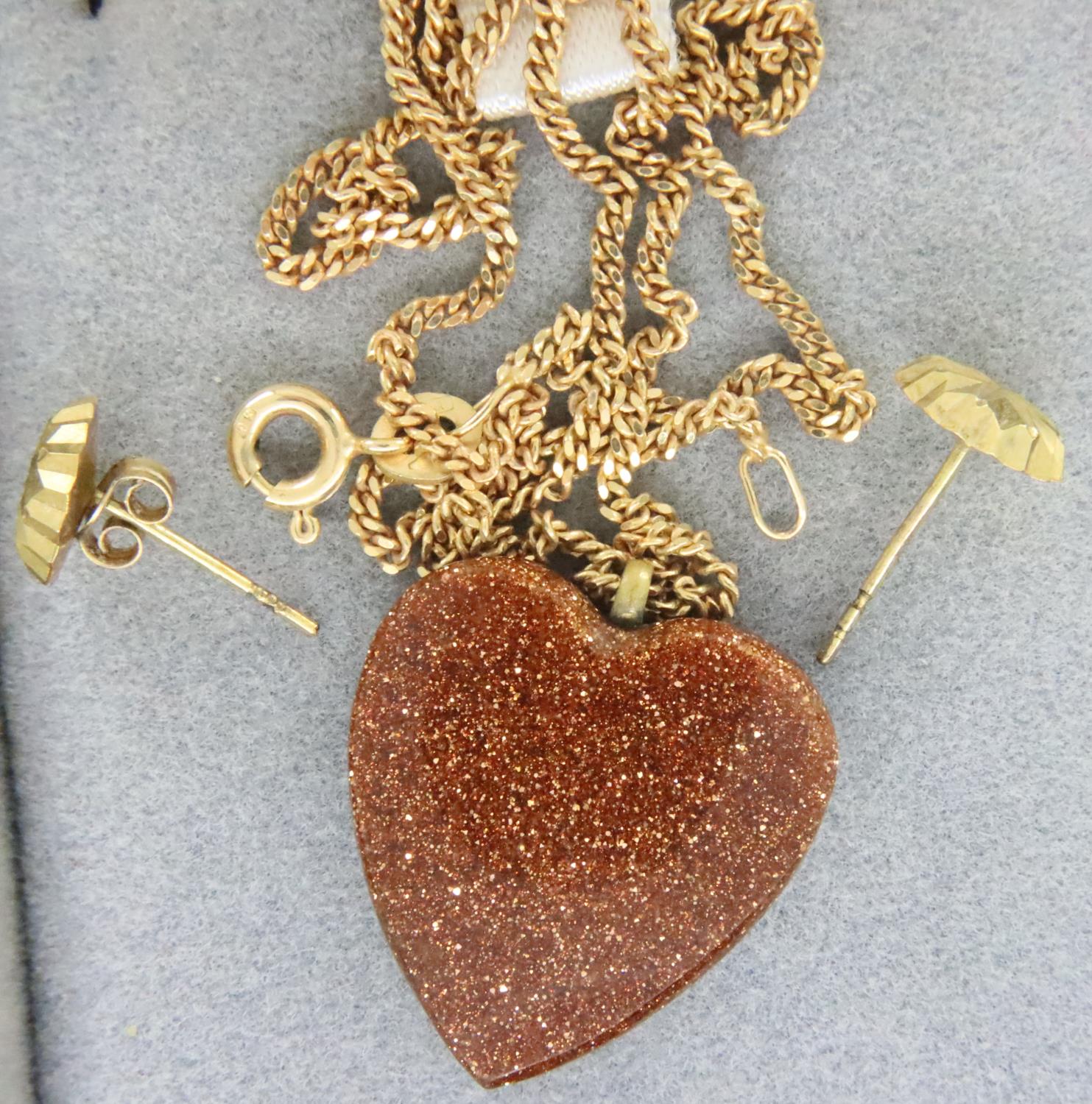 Goldstone heart pendant on 9ct gold chain and a pair of earrings, chain L: 41 cm, combined 3.3g. One - Image 2 of 3