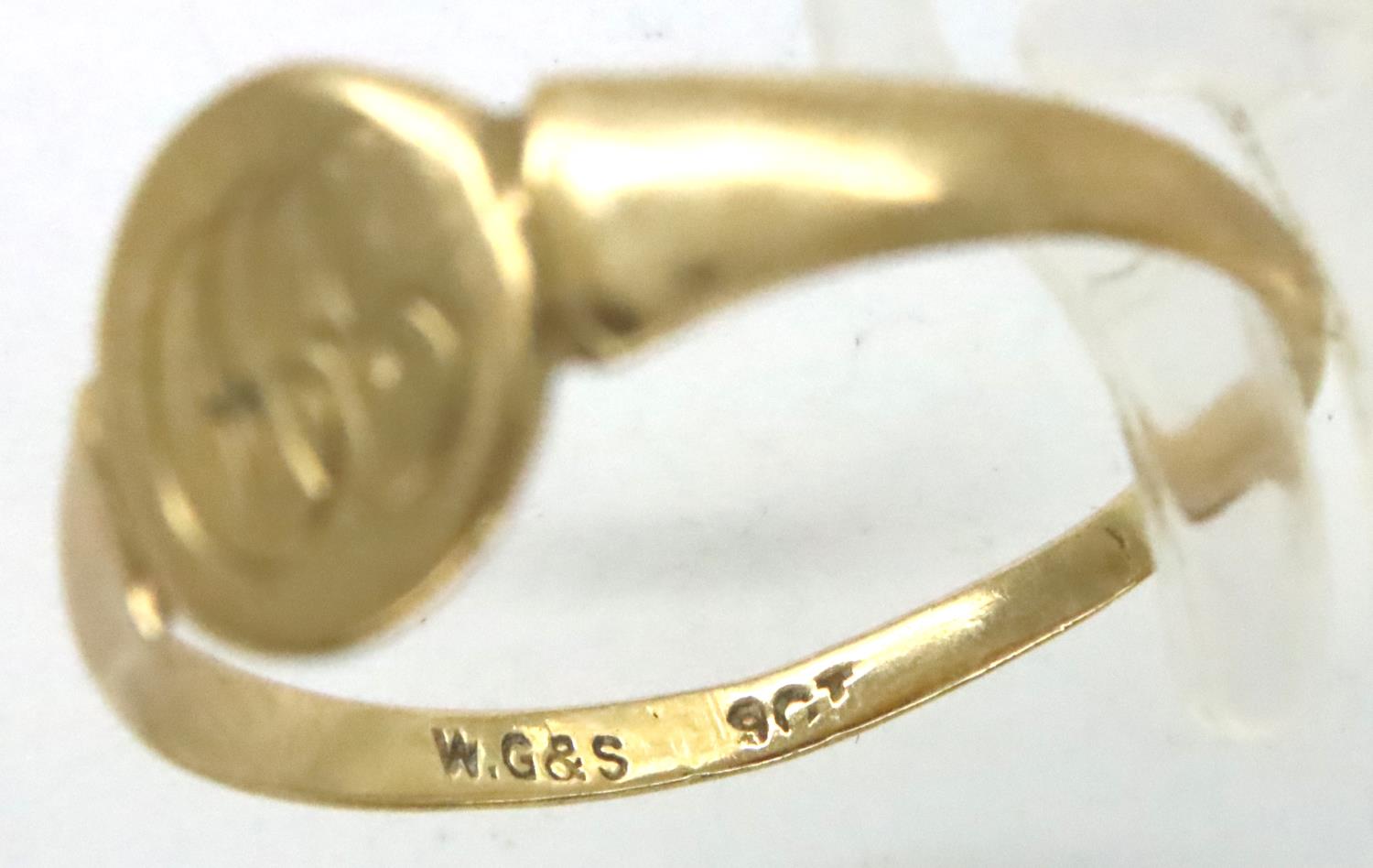 9ct gold signet ring with engraved initials DD, size N/O, 1.1g. P&P Group 1 (£14+VAT for the first - Image 3 of 3