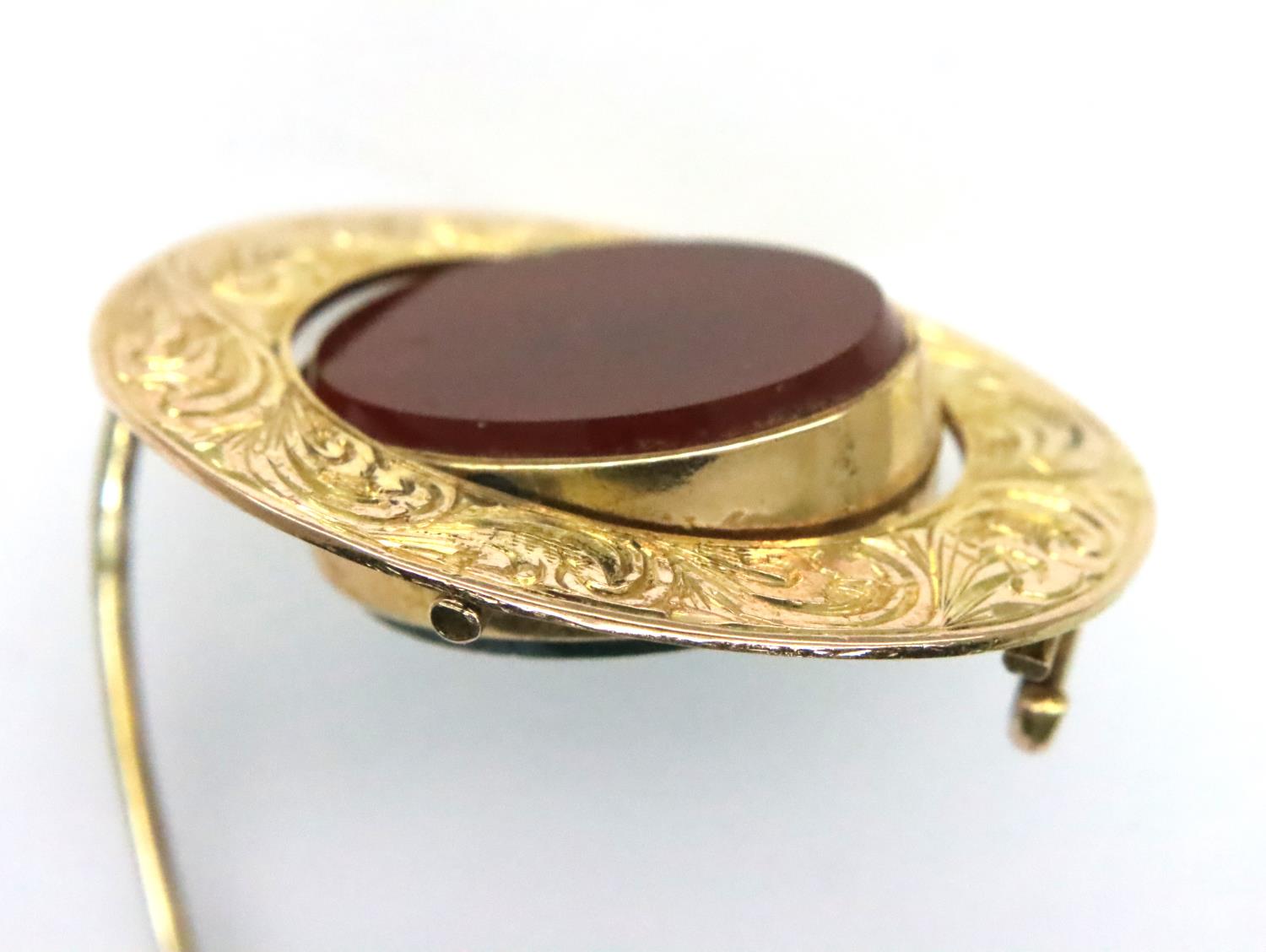 19th century 9ct gold swivel brooch mounted with bloodstone and carnelian, marks rubbed, L: 3 cm, - Image 3 of 3