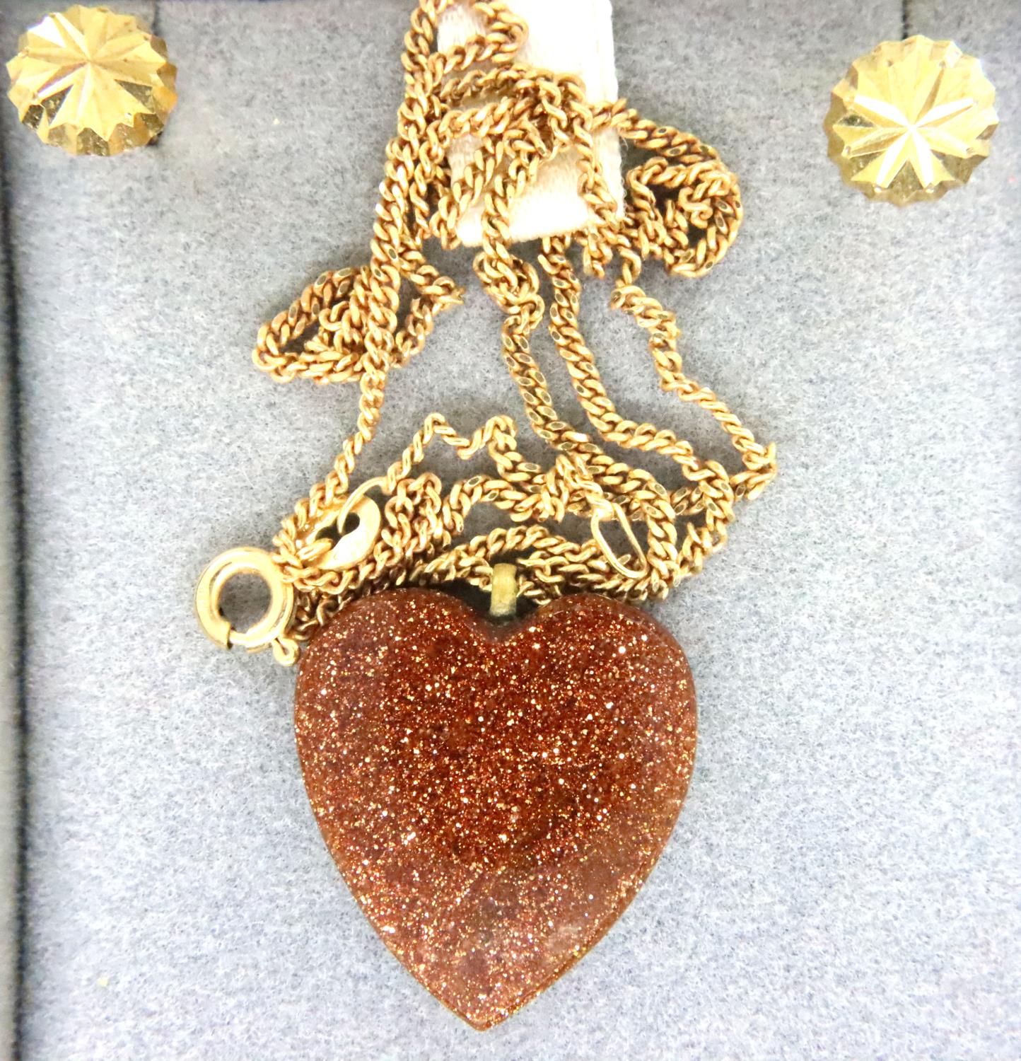 Goldstone heart pendant on 9ct gold chain and a pair of earrings, chain L: 41 cm, combined 3.3g. One
