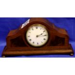 French inlaid walnut mantel clock, L: 28 cm. Working at lotting. P&P Group 3 (£25+VAT for the