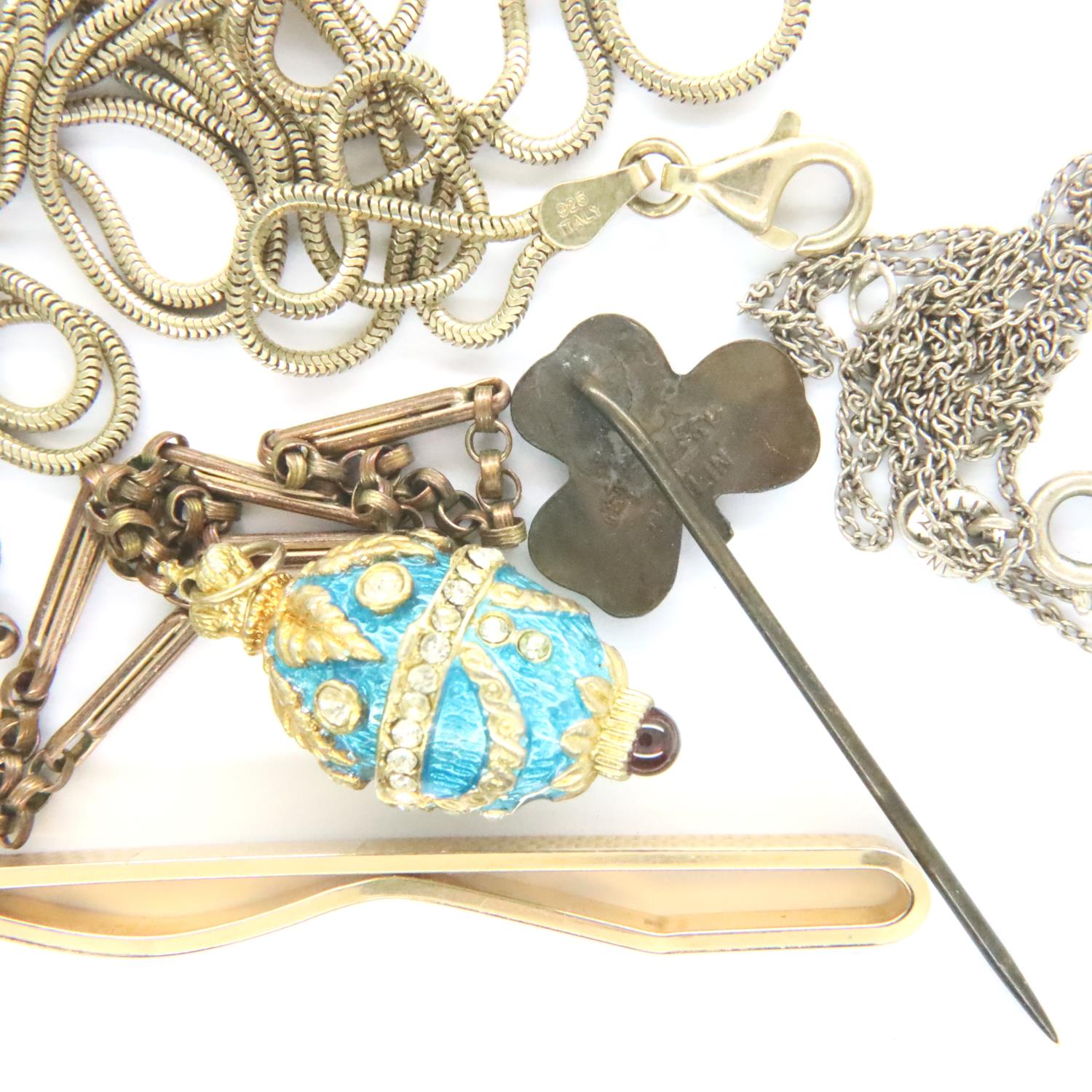 Collection of vintage costume jewellery, including an enamelled egg pendant, tie clip, neck chains - Image 3 of 3