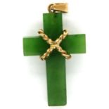 9ct gold mounted jadeite cross pendant, H: 35 mm. P&P Group 1 (£14+VAT for the first lot and £1+