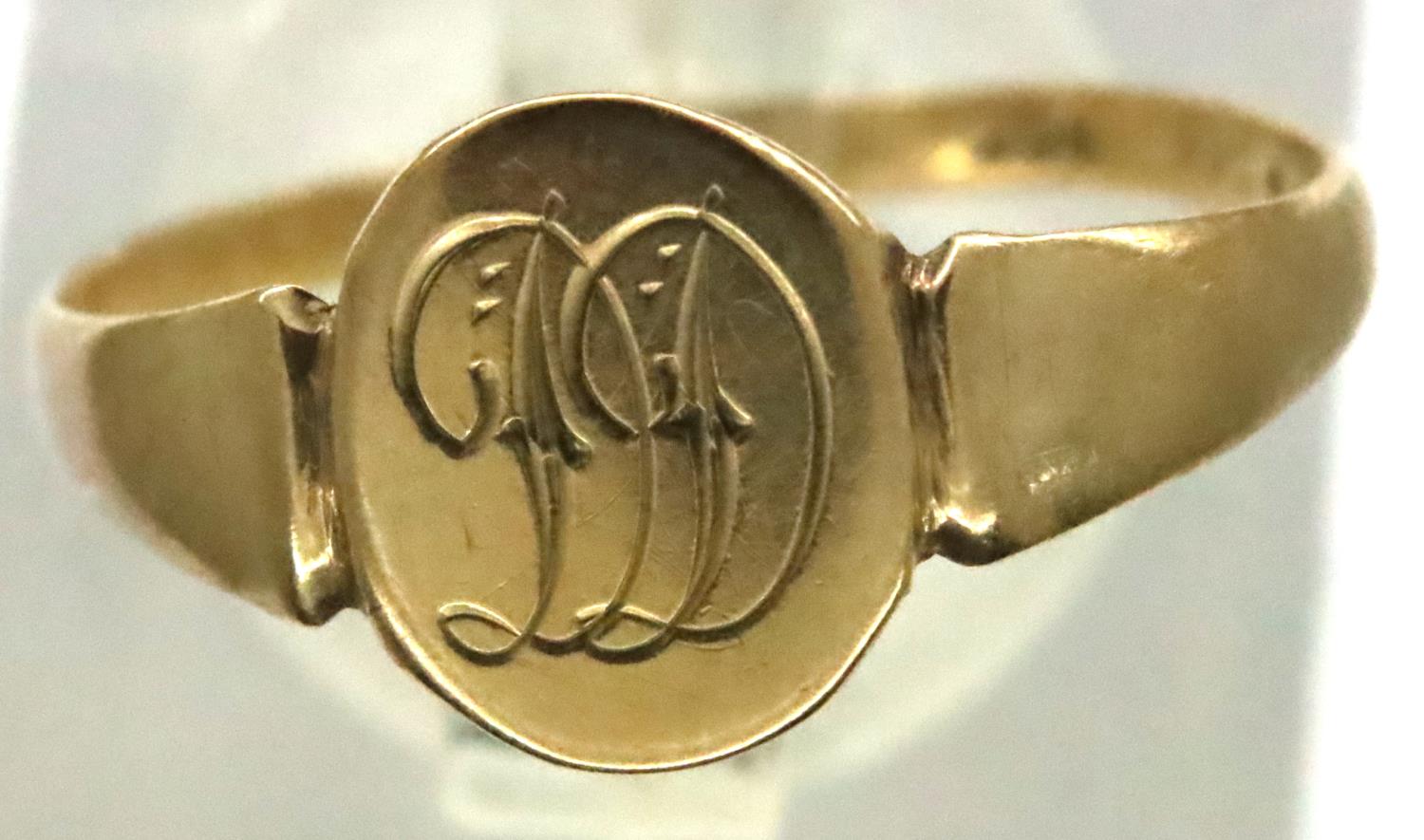 9ct gold signet ring with engraved initials DD, size N/O, 1.1g. P&P Group 1 (£14+VAT for the first