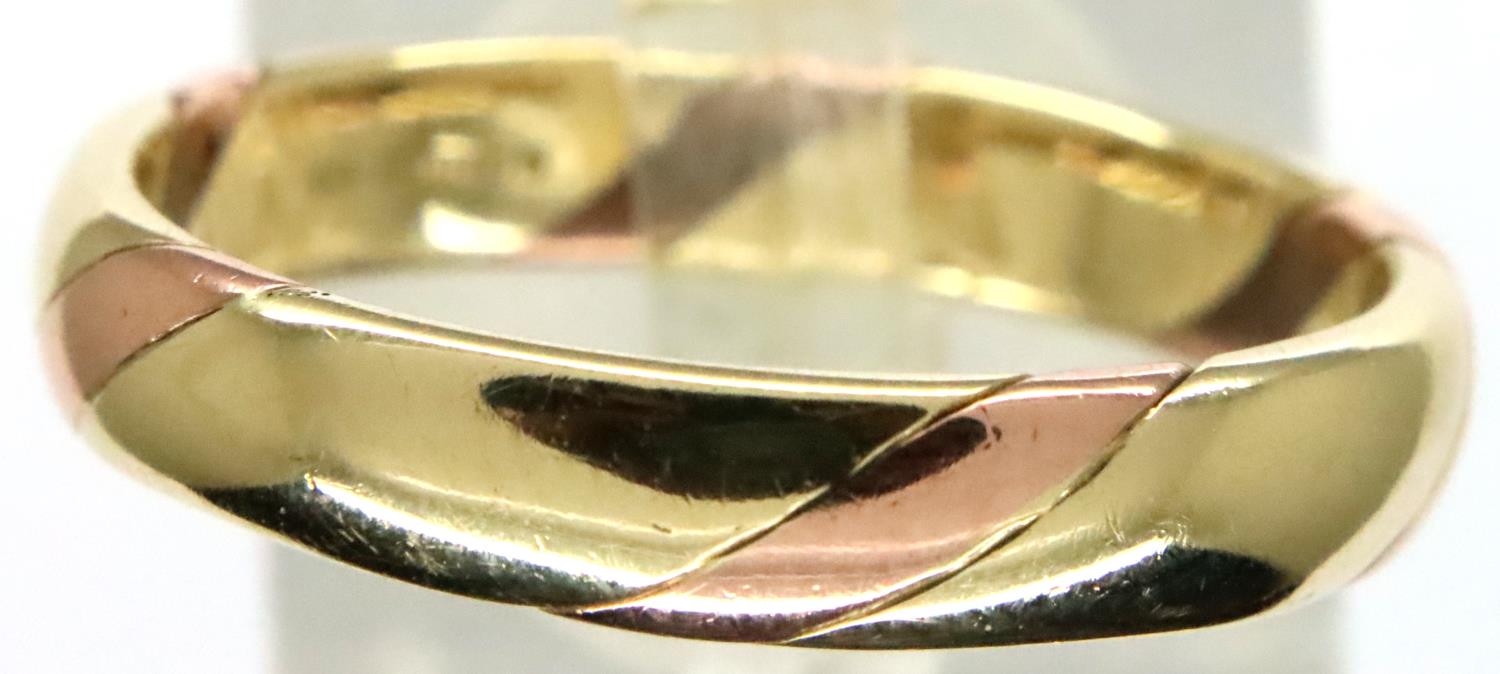 9ct gold two tone gents wedding band, size W/X, 5.2g. P&P Group 1 (£14+VAT for the first lot and £