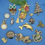 Costume jewellery brooches including Kirks Folly. P&P Group 1 (£14+VAT for the first lot and £1+