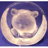 Mat Jonasson crystal paperweight depicting polar bear cub. P&P Group 2 (£18+VAT for the first lot