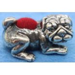 925 silver small dog pin cushion, L: 25 mm. P&P Group 1 (£14+VAT for the first lot and £1+VAT for