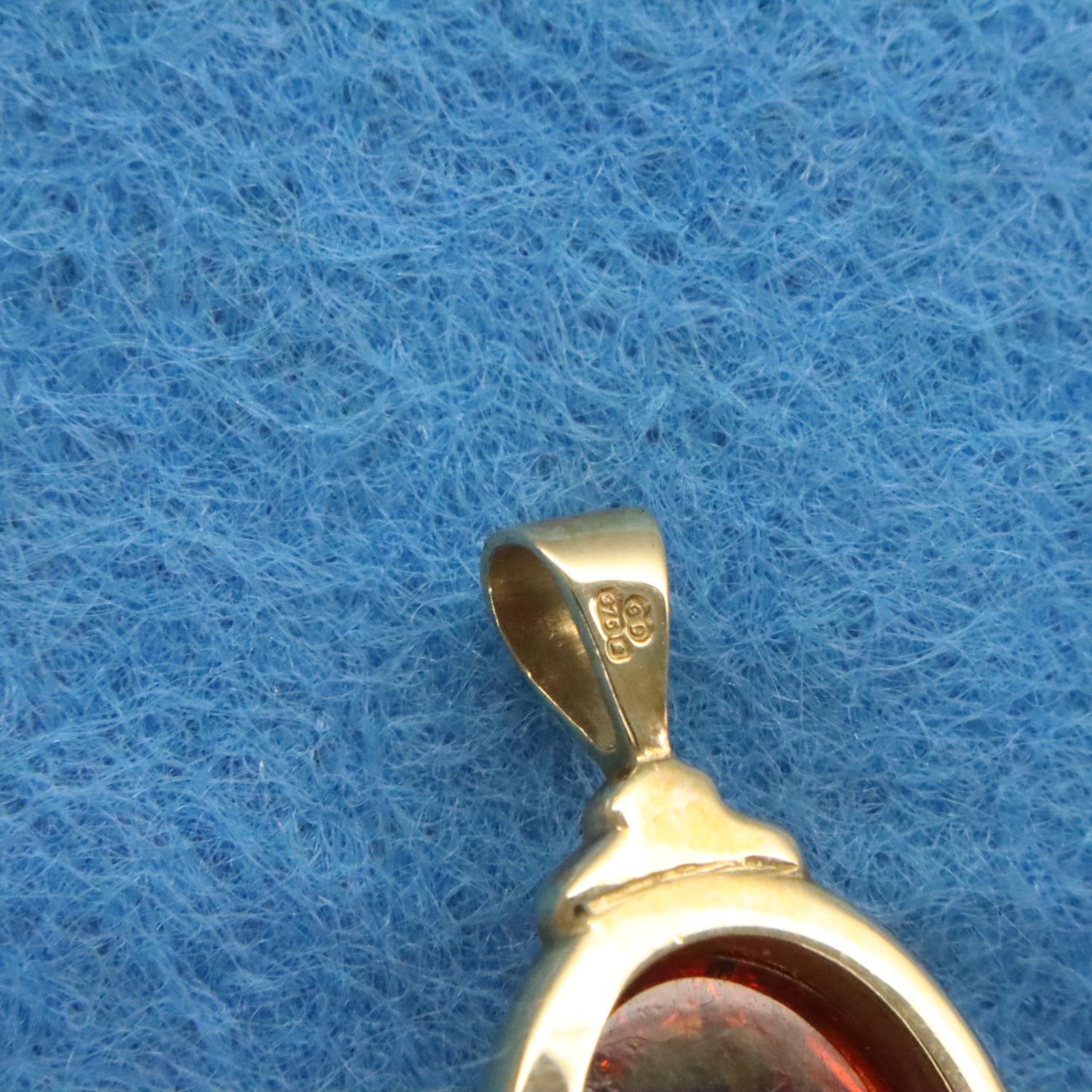 9ct gold amber set pin brooch, stone L: 18 mm, 2.9g. P&P Group 1 (£14+VAT for the first lot and £1+ - Image 2 of 2