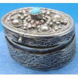 925 silver ornate pill box with turquoise finish, D: 30 mm. P&P Group 1 (£14+VAT for the first lot
