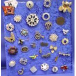 Collection of costume jewellery brooches. P&P Group 1 (£14+VAT for the first lot and £1+VAT for