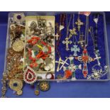 Collection of mixed costume jewellery. P&P Group 1 (£14+VAT for the first lot and £1+VAT for