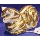 Royal Crown Derby reclining Cat with gold button, L: 10 cm. No cracks, chips or visible restoration.