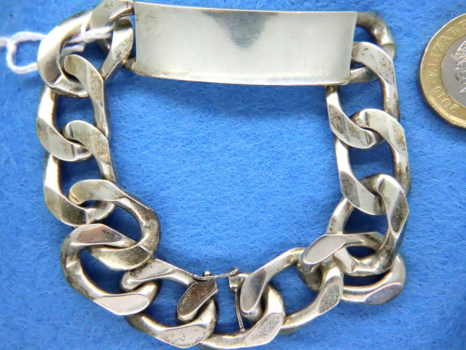 Gents heavy silver ID bracelet, L: 22 cm, 65g. P&P Group 1 (£14+VAT for the first lot and £1+VAT for