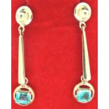 14ct gold and emerald drop earrings, no hallmarks (tested as 14K) earring drop L: 30 mm, 5.2g. P&P