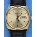Seiko; gents day and date vintage wristwatch on leather strap, working at lotting. P&P Group 1 (£