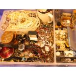 Collection of mixed costume jewellery. P&P Group 3 (£25+VAT for the first lot and £5+VAT for