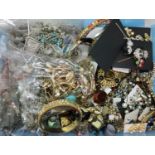 Collection of mixed costume jewellery. P&P Group 2 (£18+VAT for the first lot and £3+VAT for