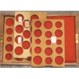 A mahogany coin collectors box with three lift out trays and key. P&P Group 3 (£25+VAT for the first
