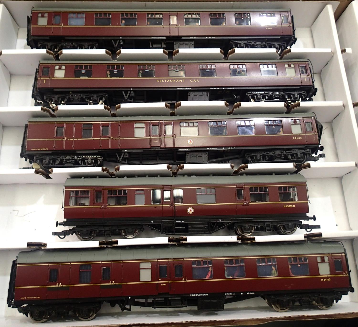 Five OO scale Bachmann BR Maroon coaches, in very good condition, Warley storage box. P&P Group