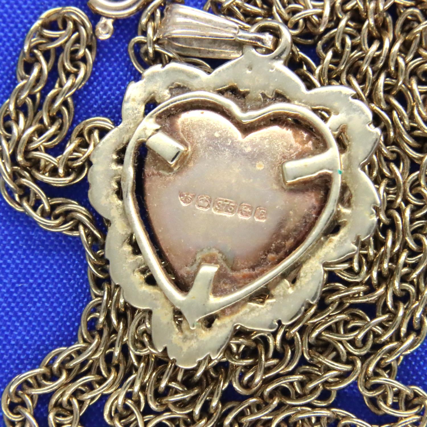 9ct gold heart shaped locket and a neck chain, 8.8g. P&P Group 1 (£14+VAT for the first lot and £1+ - Image 2 of 2