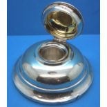 Silver capstan inkwell, weighted with wooden base, hallmarked Chester 1923. P&P Group 1 (£14+VAT for