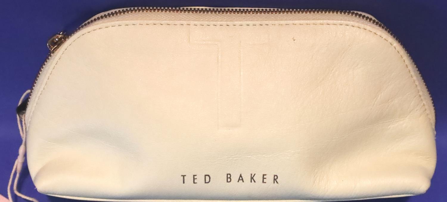 Glazed cream leather Ted Baker wash bag, L: 21 cm. P&P Group 1 (£14+VAT for the first lot and £1+VAT