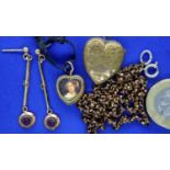 Presumed 9ct gold heart pendant (unmarked) with further antique jewellery. P&P Group 1 (£14+VAT