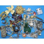 Box of mixed costume jewellery including brooches and bracelets. P&P Group 1 (£14+VAT for the