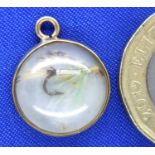 9ct gold mounted mother of pearl pendant with inset fishing fly, D: 14 mm, 1.3g. P&P Group 1 (£14+