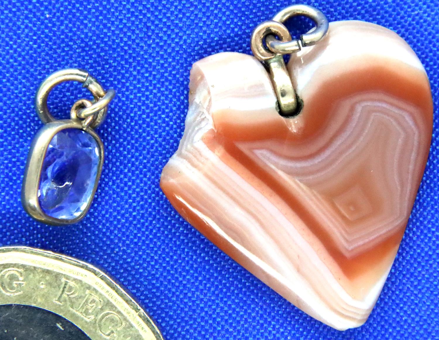 Two stone set pendants, sapphire and agate, each A/F. P&P Group 1 (£14+VAT for the first lot and £