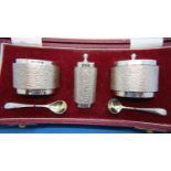 Cased cruet with two hallmarked silver spoons. P&P Group 1 (£14+VAT for the first lot and £1+VAT for