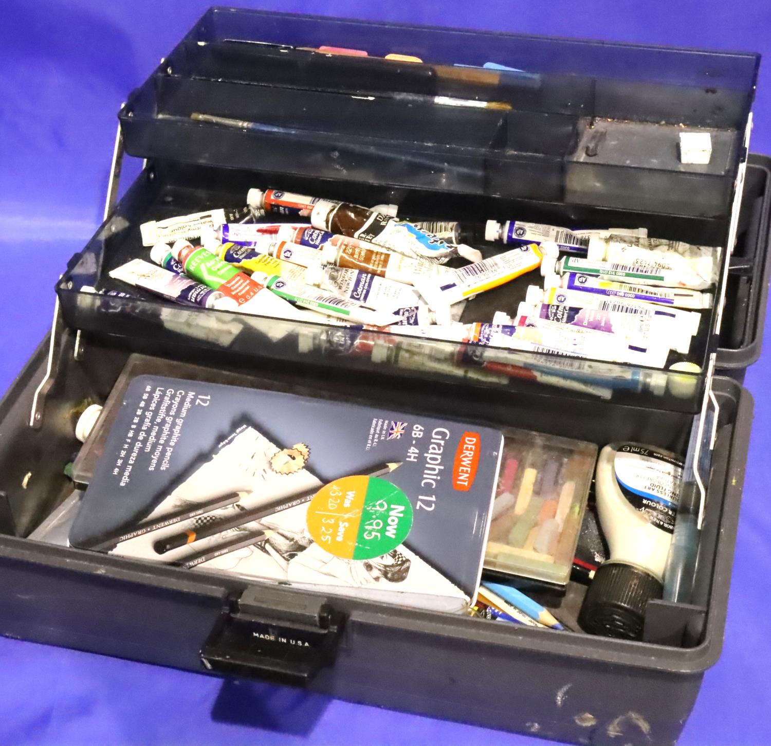 Toolbox of artist materials. P&P Group 2 (£18+VAT for the first lot and £3+VAT for subsequent lots)