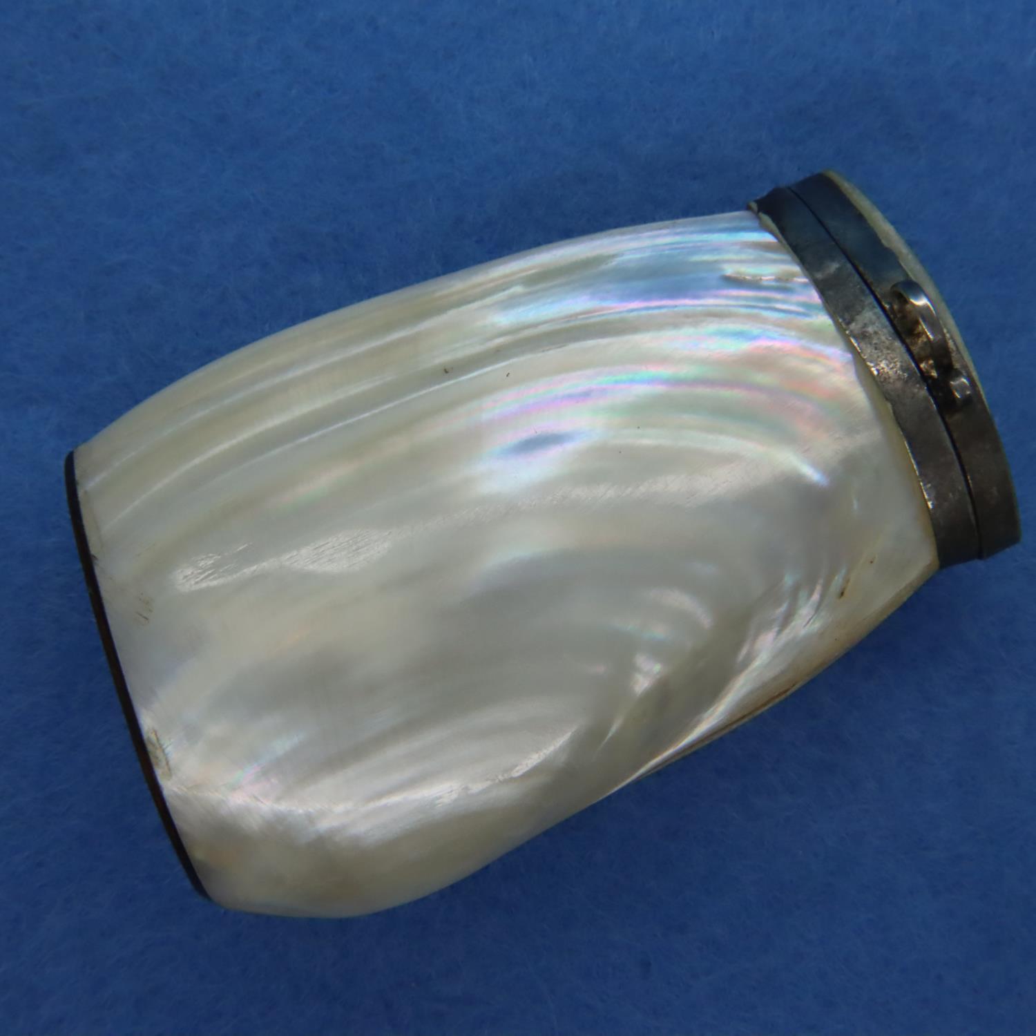 Mother of pearl lidded pot, H: 6 cm. P&P Group 1 (£14+VAT for the first lot and £1+VAT for - Image 4 of 4