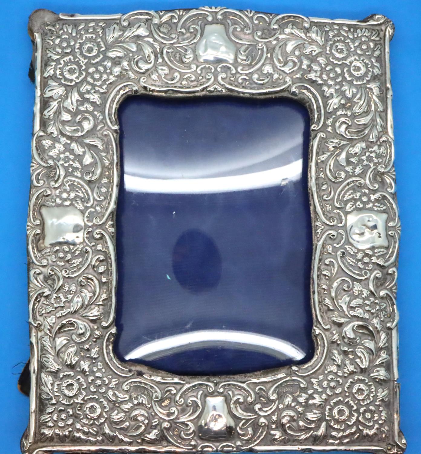 Hallmarked silver Edwardian easel back photograph frame 18 x 22 cm, picture size 9.5 x 13.5 cm. P&