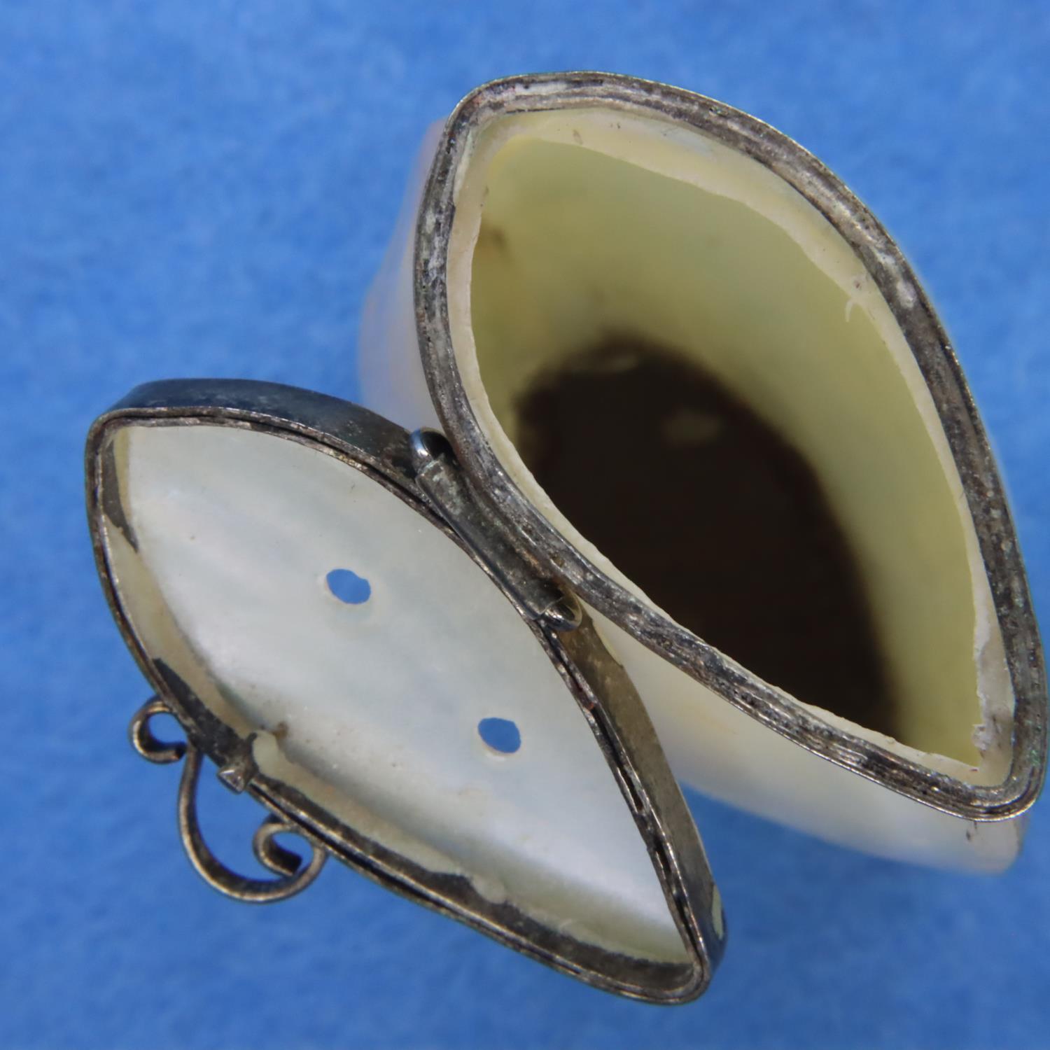 Mother of pearl lidded pot, H: 6 cm. P&P Group 1 (£14+VAT for the first lot and £1+VAT for - Image 2 of 4