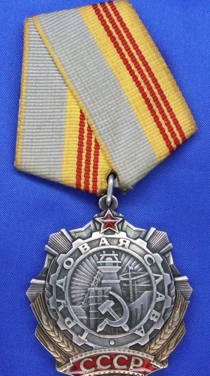 Russian WWII medal with ribbon. P&P Group 1 (£14+VAT for the first lot and £1+VAT for subsequent