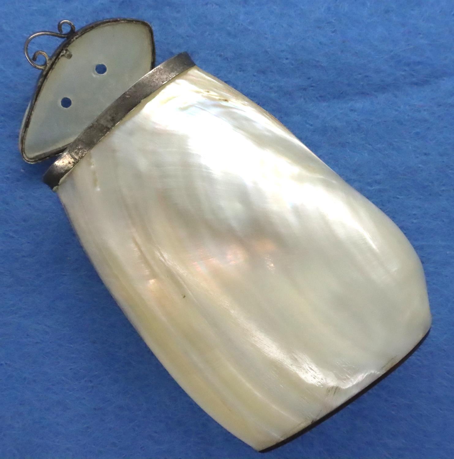 Mother of pearl lidded pot, H: 6 cm. P&P Group 1 (£14+VAT for the first lot and £1+VAT for