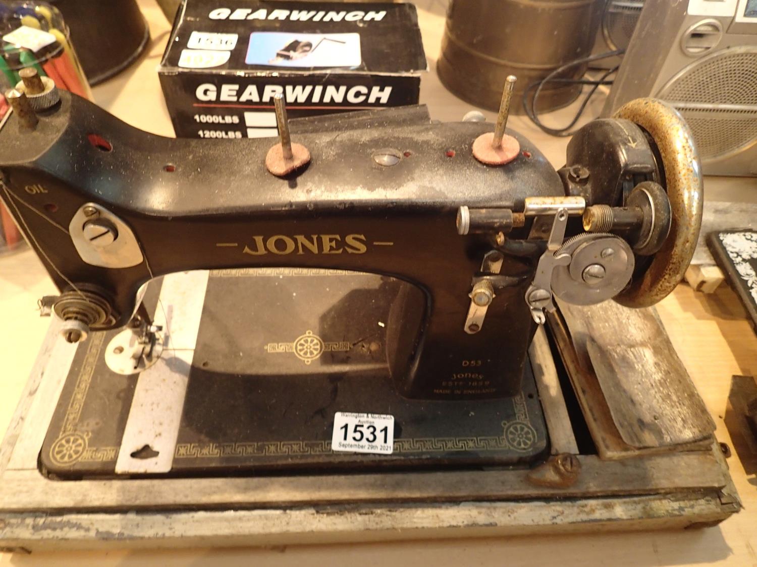 Vintage hand powered Singer sewing machine. Not available for in-house P&P, contact Paul O'Hea at