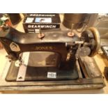 Vintage hand powered Singer sewing machine. Not available for in-house P&P, contact Paul O'Hea at