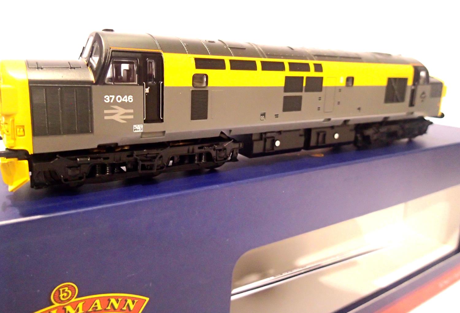 Bachmann 32 792, Class 37, BR Grey/Yellow, 37046, in excellent to very near mint condition, boxed,