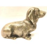 White metal seated Basset Hound, L: 15 cm. P&P Group 1 (£14+VAT for the first lot and £1+VAT for