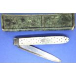 Georgian silver blade mother of pearl folding fruit knife. P&P Group 1 (£14+VAT for the first lot