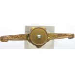 9ct gold bar brooch set with a single pearl, L: 4 cm. 2.6g. P&P Group 1 (£14+VAT for the first lot